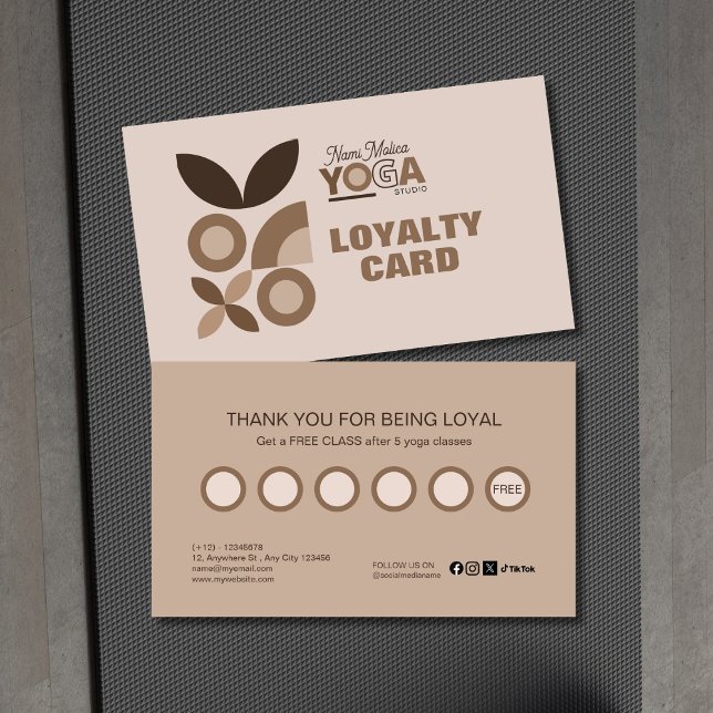 Modernes elegantes Beige Brown Ästhetik Yoga Studi Treuekarte (Von Creator hochgeladen)