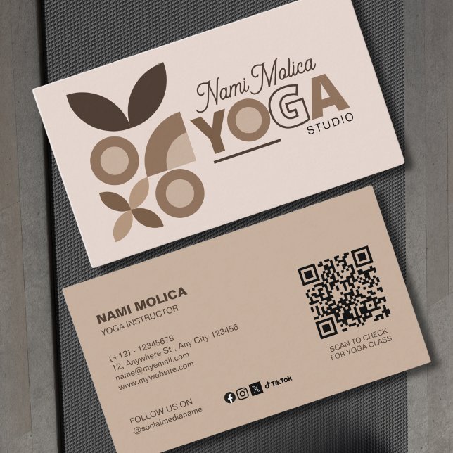 Modernes elegantes Beige Brown Ästhetik Yoga Studi Visitenkarte (Von Creator hochgeladen)