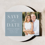 Modernes, elegantes, blaues Foto Save The Date<br><div class="desc">Mit dieser stilvollen, modernen Foto Save the Date-Karte verkünden Sie Ihr Hochzeitstag. Das Design ist "Save the Date" in Schriftart mit weißen Serifen und Skripten mit einem staubblauen Hintergrund. Personalisieren Sie die minimalistische Ankündigung Datum freihalten, indem Sie Namen, Datum, Hochzeitsort und Foto hinzufügen. Die Karte kehrt zu einem soliden, staubblauen...</div>