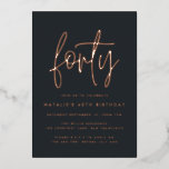 Modernes, elegantes Drehbuch zum 40. Geburtstag Folieneinladung<br><div class="desc">Modernes 40. Geburtstag stilvolle elegante Folienskript & geometrisches 40. Geburtstag laden ein. Modernes geometrisches Backermuster. Teil einer Sammlung. Die Farbe kann geändert werden.</div>