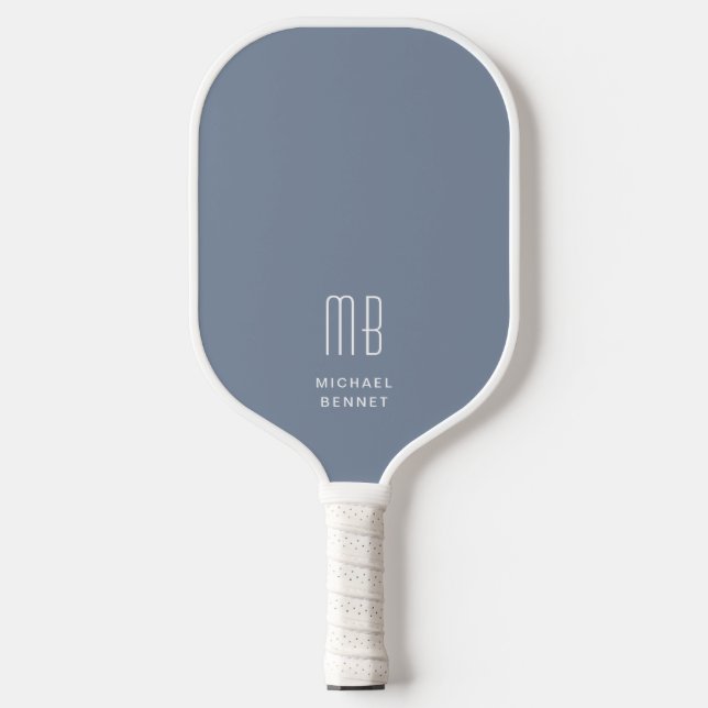 Modernes, elegantes Dusty Blue Monogram Pickleball Schläger (Vorderseite)