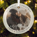 Modernes Elegantes First Christmas Verlobtes Foto Ornament Aus Glas<br><div class="desc">Maßgeschneidertes Foto-Ornament mit "unserem ersten Weihnachten verlobt" modernem,  einfachem Design mit personalisiertem Foto,  Namen und Jahr.</div>