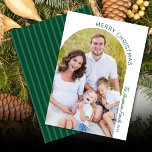 Modernes elegantes Foto Feiertagskarte<br><div class="desc">Dieses Foto Weihnachtskarte bietet ein minimalistisches Design mit einem modernen gewölbten Foto. Das Design bietet dunkelgrünen Text,  der am Rand des Bildes kurvenreich kursiert,  ist mit elegantem handgeschriebenem Skript betont.</div>