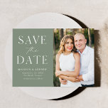 Modernes elegantes Foto mit Grün Save The Date<br><div class="desc">Mit dieser stilvollen, modernen Foto Save the Date-Karte verkünden Sie Ihr Hochzeitstag. Das Design zeigt "Save the Date" in weißen Serif- und Script-Schriftart mit einem sage-grünen Hintergrund. Personalisieren Sie die minimalistische Ankündigung Datum freihalten, indem Sie Namen, Datum, Hochzeitsort und Foto hinzufügen. Die Karte kehrt zu einem soliden, grün leuchtenden Hintergrund...</div>