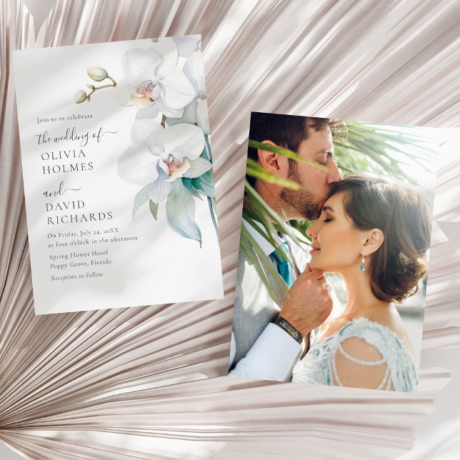 Modernes elegantes Foto mit weißer Orchidee Einladung (Modern Elegant White Orchid Photo Wedding Invite on a sunny white dry palm leaf.)