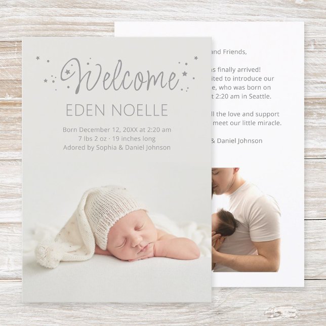 Modernes Elegantes Gray Stardust Calligraphy Baby Ankündigung (Modern, elegant gray calligraphy with stars "Welcome" birth announcement flat card for new parents.)