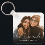 Modernes elegantes Heart Script Bestfriends BESTE  Schlüsselanhänger<br><div class="desc">Geschenke deinen besten Freunden etwas unvergessliches, Einzigartiges und Schönes wie diesen Foto Keepake Schlüsselanhänger mit einem modernen, eleganten Drehbuch von "Bestfreunden" mit einem niedlichen kleinen Herz in der Mitte. Ein stilvolles und elegantes Geschenk für Beste Freundinnen. (Platzierung Foto von Omar Lopez auf Unsplash. Bitte ersetzen Sie es mit Ihrem eigenen.)...</div>