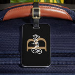 Modernes elegantes Monogramm Name Black Gold Scrip Gepäckanhänger<br><div class="desc">Das moderne elegante Monogram Name Black Gold Script Mouse Pad ist eine stilvolle und funktionelle Ergänzung zu jedem Schreibtisch-Setup. Es zeichnet sich durch einen schlichten schwarzen Hintergrund mit einem eleganten Goldskriptdesign aus, das mit einem Monogramm und einem Namen personalisiert werden kann. Dieses Mauspad bietet nicht nur eine glatte Oberfläche für...</div>