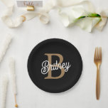 Modernes elegantes Monogramm Name Black Gold Scrip Pappteller<br><div class="desc">Die modernen eleganten Monogram Name Black Gold Script Paper Teller bringen eine raffinierte und stilvolle Touch zu jeder Feier. Mit einem ausgeklügelten schwarzen Hintergrund und einer personalisierten goldenen Schriftzeichen und Namen sind diese Teller perfekt geeignet, um Hochzeiten, Party oder besondere Veranstaltungen mit einem eleganten Flair zu bereichern. Sie verbinden Komfort...</div>