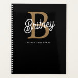 Modernes elegantes Monogramm Name Black Gold Scrip Planer<br><div class="desc">Der moderne, elegante Monogram Name Black Gold Script Planner wurde entworfen, um Ihrer Organisation eine Touch von Raffinesse zu bieten. Mit einem stilvollen schwarzen Cover mit Ihrem Monogramm und Namen in elegantem Goldskript bietet dieser Planer wöchentliche und monatliche Ausblicke und eignet sich somit perfekt für Termine, Terminplanung und die Verwaltung...</div>