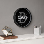 Modernes, elegantes Monogramm Name Schwarz Graue S Uhr<br><div class="desc">Die moderne Elegant Monogram Name Black Gray Script Clock ist eine raffinierte Ergänzung zu jedem Platz und verbindet Funktionalität mit Stil. Mit einem schwarzen Gesicht mit grauer Schrift ist diese Uhr mit einem eleganten Monogramm und Namen personalisiert, was sie zu einem einzigartigen und raffinierten Zeitstück macht. Ideal für Zuhause- oder...</div>