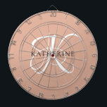 Modernes, elegantes Monogramm-Skript Rosa Dartscheibe<br><div class="desc">Das elegante Design bietet Ihnen einen Einstieg in ein wunderschönes Kalligraphieskript mit Schnörkeln,  die Ihren Familiennamen umhüllen. Es ist ein großartiges Geschenk für Großmutter,  Geburtstag,  Muttertag oder jeden anderen Familienurlaub.</div>