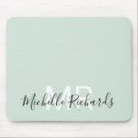 Modernes, elegantes, pastellgrünes Monogramm-Skrip Mousepad<br><div class="desc">Modernes,  pastellgrün-monogramm-Skript-Mauspad. Einfaches,  sauberes mit Monogramm personalisiertes Mauspad mit Ihren Initialen und Namen. Schriftart- und Textfarben sind vollständig anpassbar.</div>