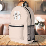 Modernes, elegantes Rosa Monogramm Bedruckter Rucksack<br><div class="desc">Ein handgeschriebenes Monogramm-Design in elegantem Stil in schwarz-informeller lässiger Schrift-Typografie über einen rot-violetten Anfangsbuchstaben mit überdimensionalem Anfangsbuchstaben. Der Text kann einfach für ein einzigartiges Design angepasst werden!</div>