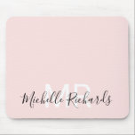 Modernes, elegantes, rosa Monogramm-Drehbuch Mousepad<br><div class="desc">Modernes,  elegantes,  rosafarbenes Monogramm-Skript-Mauspad. Einfache,  saubere mit Monogramm personalisierte Schreibtischmauspad mit Ihren Initialen und Namen. Schriftart- und Textfarben sind vollständig anpassbar.</div>