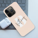 Modernes, elegantes Rosa Monogramm iPhone 15 Pro Hülle<br><div class="desc">Ein handgeschriebenes Monogramm-Design in elegantem Stil in schwarz-informeller lässiger Schrift-Typografie über einen rot-violetten Anfangsbuchstaben mit überdimensionalem Anfangsbuchstaben. Der Text kann einfach für ein einzigartiges Design angepasst werden!</div>