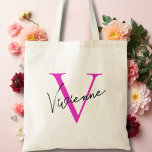 Modernes, elegantes rosa Personalisiertes Monogram Tragetasche<br><div class="desc">Die moderne, elegante, rosa Personalisierte Monogram Tote Bag präsentiert das perfekte Accessoire für jedes Brautparty! Mit seinem schicken und raffinierten Design, ist diese Tasche sicher zu ergänzen jede Hochzeitsästhesie, ob Sie für einen modernen, eleganten oder einfachen Look. Diese Tasche ist aus hochwertigen Materialien gefertigt und verfügt über ein elegantes Monogramm...</div>