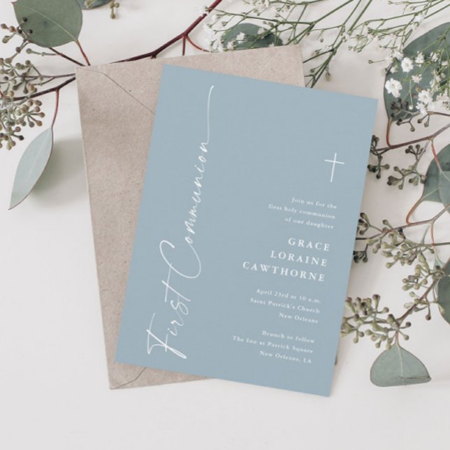 Modernes, elegantes Script Dusty Blue First Commun Einladung (Modern script dusty blue boho first communion invitations.)