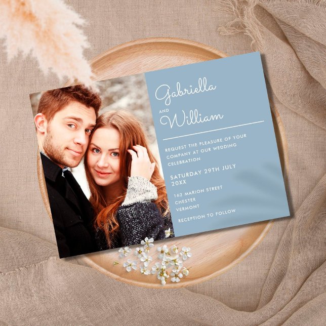 Modernes, elegantes Script Dusty Blue Foto Wedding Einladung (Von Creator hochgeladen)