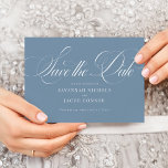 Modernes, elegantes Script Dusty Blue Save The Date<br><div class="desc">Modernes,  elegantes Script Dusty Blue bietet Save the Date ein großes,  feines Skript und ein elegantes Styling.</div>