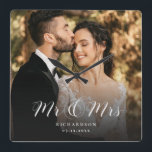 Modernes, elegantes Script-Hochzeitsschreiben-Foto Quadratische Wanduhr<br><div class="desc">Diese elegante Drehbuch-Foto-Wanduhr wird ein schöner Sake für Ihren Hochzeitstag! Die einzigartige Kalligrafie lautet neben Ihrem persönlichen Familiennamen "Herr und Frau". Fügen Sie Ihr Lieblings-Hochzeit-Foto hinzu und machen Sie es zu einem perfekten Geschenk für Neuvermählte,  ein Jubiläum oder eine Verlängerung des Geldes!</div>