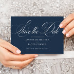 Modernes, elegantes Script Navy Blue Save The Date<br><div class="desc">Modern Elegant Script Navy Blue bietet Save the Date ein großes,  gewagtes Skript und elegantes Styling.</div>