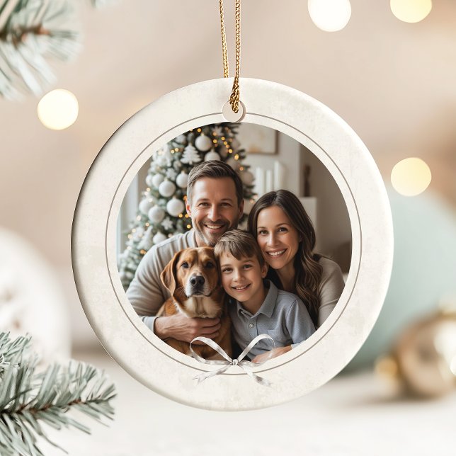 Modernes Elegantes Simple Boho Christmas Family Fo Keramik Ornament (Elegant boho round Christmas photo ornament with texture pattern background and bow at the bottom)