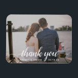 Modernes, elegantes Skript Vielen Dank Foto Weddin Magnet<br><div class="desc">Moderner Foto Gastgeschenk Hochzeit Magnet mit "danke" in einem eleganten Typografie-Skript mit Swashes,  Ihren Namen und Hochzeitstag in Weiß über Ihrem Lieblings-Horizontalen Bild. Diese Magnete machen nützliche Gastgeschenke Hochzeiten und eignen sich hervorragend für jede Hochzeitsart.</div>