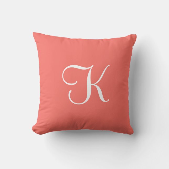Modernes elegantes Solid Coral Pink Custom Monogra Kissen (Vorderseite)