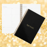 Modernes Elegantes, trendy Black Gold Woche & Mona Planer<br><div class="desc">Maßgeschneidertes, personalisiertes, modernes, trendiges, elegantes, schwarz-graues Schachmuster, elegante Imitate mit Goldtypografie / Skriptnamen, Wochenzeitlich- und Monatsblende mit einem Stück lustigen und farbenfrohen, repositionierbaren Aufklebern im Rücken. Geben Sie einfach Ihren Namen ein, um ihn anzupassen. Planen Sie Ihre Tage stilvoll mit diesem anpassbaren Planer. Mit seinen monatlichen und wöchentlichen Layouts, 12...</div>