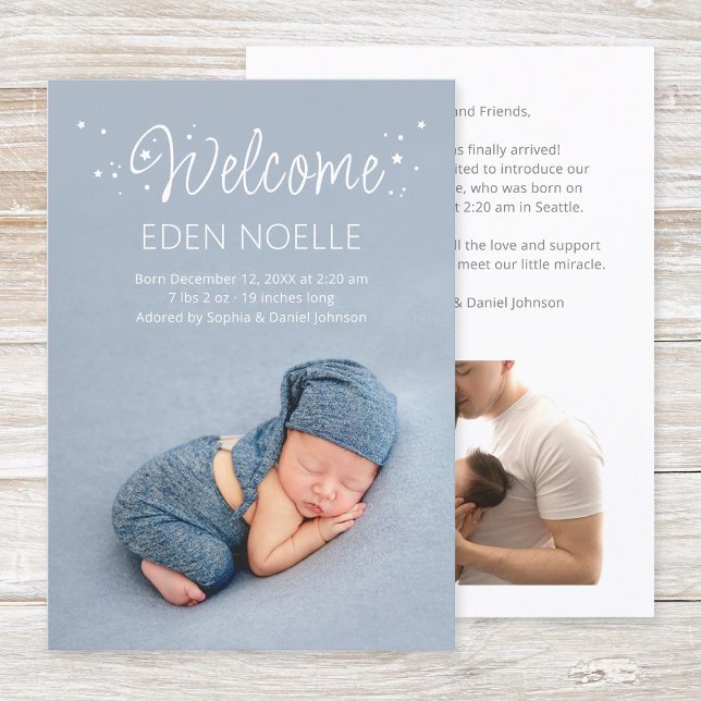 Modernes elegantes White Stars Calligraphy Baby Ankündigung (Modern, elegant white calligraphy with stardust birth announcement flat card.)