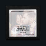 Modernes erstes Weihnachten Verheiratet verblasste Erinnerungskiste<br><div class="desc">Für Ihre ersten Weihnachten verlobt,  diese personalisierte moderne Schmuckbox mit Ihrem verblassten Foto auf der Vorderseite mit einem Overlay und Text unten,  dass "Unser erstes Weihnachtsfest Verheiratet" mit Ihren Vornamen verbunden durch ein Herz und Jahr,  um sich anzupassen. Viel Glück auf Ihrer zukünftigen Hochzeit! Designed by artist ©Susan Coffey.</div>