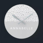 Modernes, farbenfroh gestaltetes Tierdesign Runde Wanduhr<br><div class="desc">Modernes,  farbenfroh gestaltetes Tierdesign. Die Farbe kann auf den Anzug Ihres Zimmers angepasst werden. Teil einer Sammlung.</div>