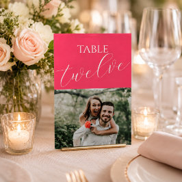 Modernes, farbenfroh-rosa Hochzeitsszenario-Foto Tischnummer