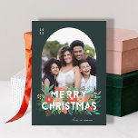 Modernes, feines, florales Weihnachtsgebäck Foto Feiertagskarte<br><div class="desc">Diese wunderschöne Weihnachtskarte aus dem Foto zeigt handgezeichnete Blumenelemente in verschiedenen Farbtönen von Korallen, Rot-Orange, Minze, aquamarin, Limon und grün. Dazu gehören Kiefern, Blume, Kräuter, Blätter, Beeren und Knospen, sowie moderne Typografie in Weiß, Lesen "Frohe Weihnachten". Die Hintergrundfarbe ist tief, immergrün, und die Rückseite der Karte enthält passende farbige Streifen....</div>