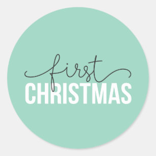 Modernes "First Christmas" Design für neue Eltern Runder Aufkleber