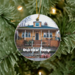 Modernes First Christmas in unserem neuen Zuhause- Keramik Ornament<br><div class="desc">Unser erstes Weihnachtsfest in unserer neuen Zuhause: Eine moderne Typografie und ein einfaches Design für dieses Foto-Ornament-Geschenk. So passen Sie sich an Ihr Lieblingsbild an. Sie können die Farbe des Schriftartes auch ganz nach Ihren Wünschen ändern. Ein perfektes Hauswärmespiele oder Familiengepäck, um Ihre ersten Weihnachten in Ihrem neuen Haus zu...</div>