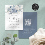 Modernes Florals QR Code Dusty Blue Wedding Einladung<br><div class="desc">Moderne Florals QR Code Dusty Blue Wedding. Verfügbar in digitaler Form und gedruckt. Schöne sommerfarbene Blume in hellblau und weiß schmücken den oberen Rand. Mit einer koordinierenden dunkelblauen Farbe auf der Rückseite. Fügen Sie Ihren QR-Code zu Ihrer Hochzeitswebsite auf der Rückseite hinzu, damit Ihre Gäste alle Details online sehen können,...</div>