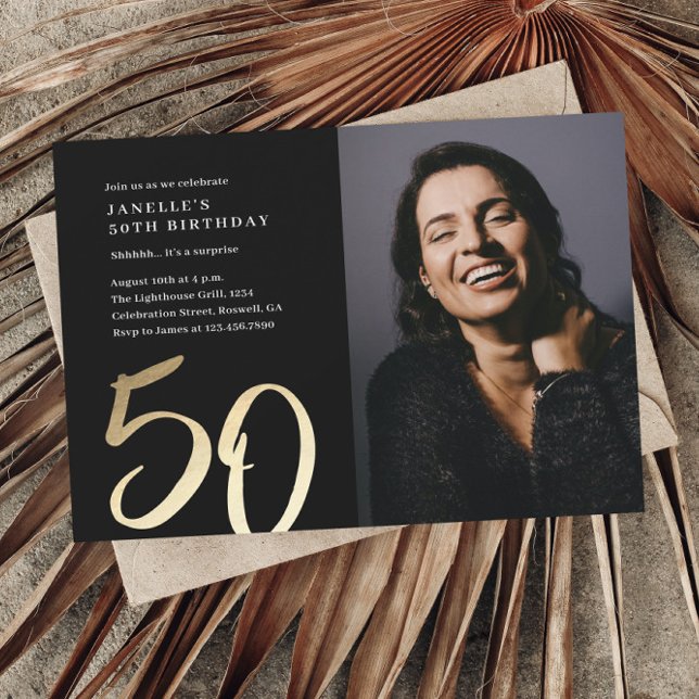 Modernes Foto 50. Geburtstag Einladung (Simple modern script black and gold 50th birthday party photo invitations.)