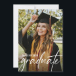 Modernes Foto Bachelor of Science Einladung<br><div class="desc">Mit dem "Moderne Graduate Foto Bachelor of Science Abschluss Open House Invitation and Grad Announcement Class of 2024" feiern Sie den Abschluss Ihres Bachelor-Abschlusses personalisiert und stilvoll. Diese Einladung und Ankündigung enthält neben dem Studientitel ein individualisierbares Foto des Absolventen, das den Kern dieses wichtigen Meilensteins abbildet. Handgeschriebenes Skript-Typografie-Overlay. Passen Sie...</div>