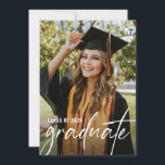 Modernes Foto Bachelor of Science Einladung<br><div class="desc">Mit dem "Moderne Graduate Foto Bachelor of Science Abschluss Open House Invitation and Grad Announcement Class of 2024" feiern Sie den Abschluss Ihres Bachelor-Abschlusses personalisiert und stilvoll. Diese Einladung und Ankündigung enthält neben dem Studientitel ein individualisierbares Foto des Absolventen, das den Kern dieses wichtigen Meilensteins abbildet. Handgeschriebenes Skript-Typografie-Overlay. Passen Sie...</div>