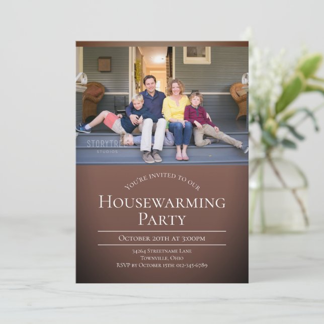 Modernes Foto Brown White Housewarming  Einladung (Stehend Vorderseite)