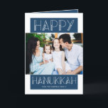 Modernes Foto Chanukkas | Feiertagskarte<br><div class="desc">Dieser Spaß,  einfache Foto Chanukka-Grußkarte kennzeichnet moderne Typografie und einen blauen und weißen Farbentwurf.  Die Farben können besonders angefertigt werden,  wenn sie gewünscht werden.</div>
