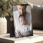 Modernes Foto Daddy & Baby Name Keepake Fotoplatte<br><div class="desc">Schönes modernes und minimales Foto bewahren für Väter und neue Väter. Das Design verfügt über ein komplettes Foto mit "DADDY &", das in einem hellweißen DeckenOverlay über dem Foto angezeigt wird und mit dem Namen Ihres Sohnes oder Ihrer Tochter personalisiert ist. Machen Sie ein großartiges Geschenk für den Vatertag oder...</div>
