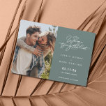 Modernes Foto, das die Hochzeit des Knotens bindet Magnetkarte<br><div class="desc">Save the Date Magnetkarten sind für das Paar,  das nicht warten kann,  um Freunde und Familie lassen wissen,  dass sie den Knoten binden. Dieses Grün mit Foto "wir binden den den Knoten" Design ist einfach zu anpassen mit Ihrem Foto,  Namen,  Hochzeitstag und Ort.</div>