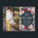 Modernes Foto der Burgunder Marine Save the Date Ankündigungspostkarte<br><div class="desc">Modernes, elegantes, burgundisches Marsala Red Navy Wasserfarben Floral Save the Date Foto Postcard. Chich bordeauxrot, Marsala, marinebalfarbene Rose, botanisch blütige Blumenarrangements Hochzeitsgestaltung mit geometrischem Rahmen auf Imitaten antike alte Rose goldgeflecht Hintergrund. Ein elegantes, handgeschriebenes Typografie-Design mit Text "Save the Date" und einem vertikalen Foto, das Sie leicht ändern können. Eine...</div>