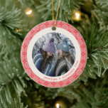 Modernes Foto des Roten Kreises Personalisiert Keramik Ornament<br><div class="desc">Dekorieren Sie Ihren Baum mit diesem lustigen Ornament mit Foto und Text auf festlichem rot-weißem Hintergrund.</div>