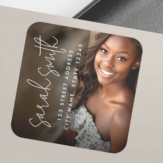 Modernes Foto dunkle Overlay-Rücksendeadresse Quadratischer Aufkleber (Modern photo dark overlay graduate return address square sticker)