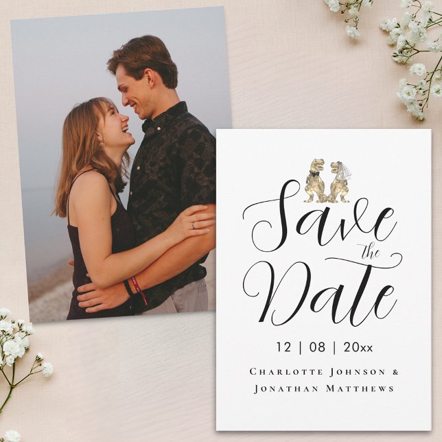 Modernes Foto Funny Dinosaur Hochzeit Save The Date (Modern photo dinosaur theme wedding save the date invitation Elegant script T-Rex dino bride & groom)