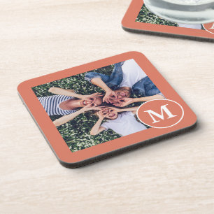 Modernes Foto für Coral Orange und White Monogram Getränkeuntersetzer